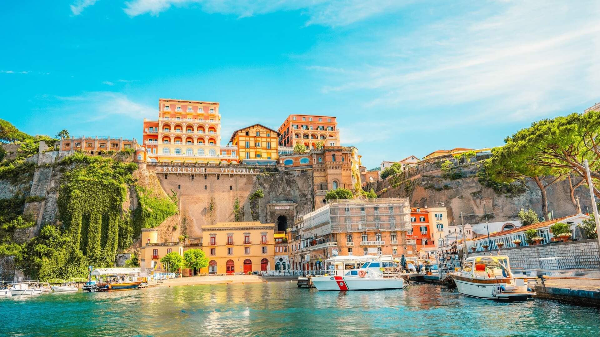 Marina Piccola di Sorrento vista dal mare, con il costone di tufo e il Grand Hotel Excelsior Vittoria affacciato dall'alto
